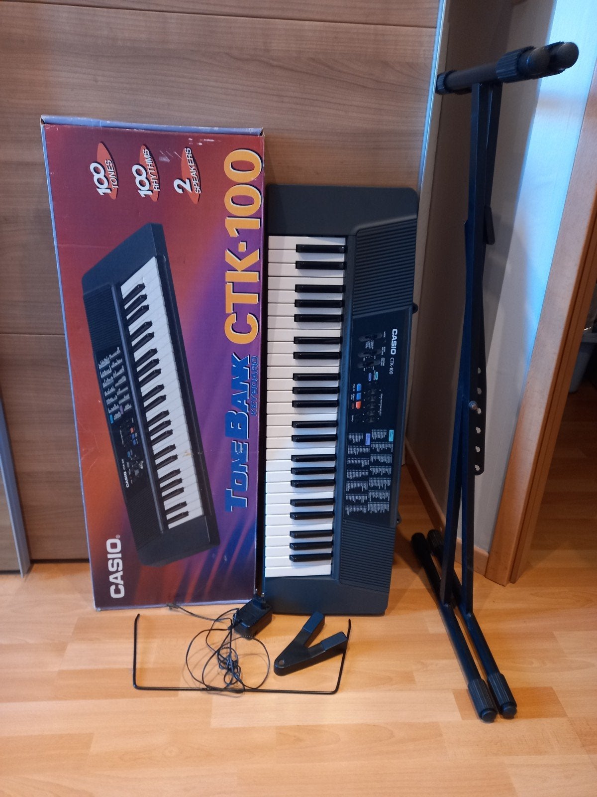 Casio CTK-100 keyboard met staander, Muziek en Instrumenten, Keyboards, Ophalen, Zo goed als nieuw, Casio, Met standaard