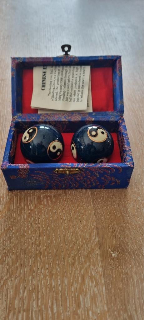 Balles de massage traditionnelles chinoises dans sa boîte, Bijoux, Sacs & Beauté, Boîtes de maquillage & Beauty case, Neuf, Rigide