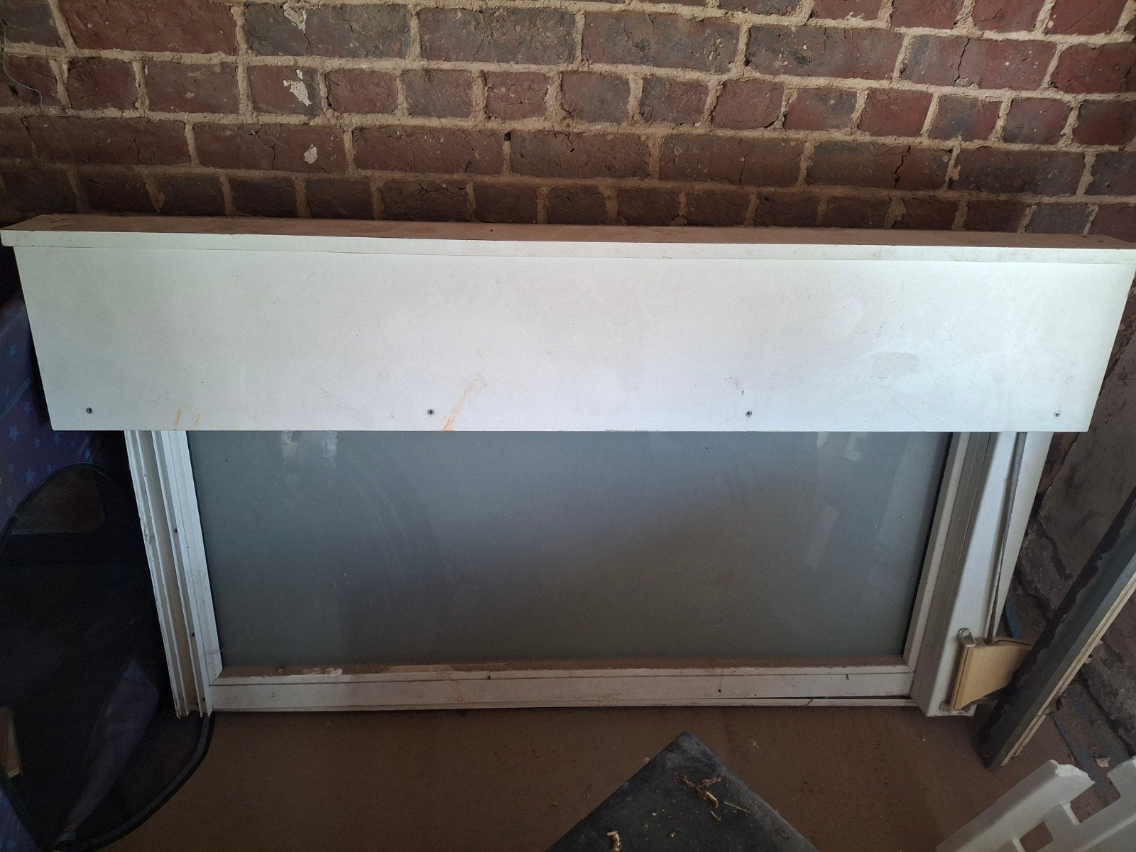 Wit pvc raam met melkglas, Ophalen