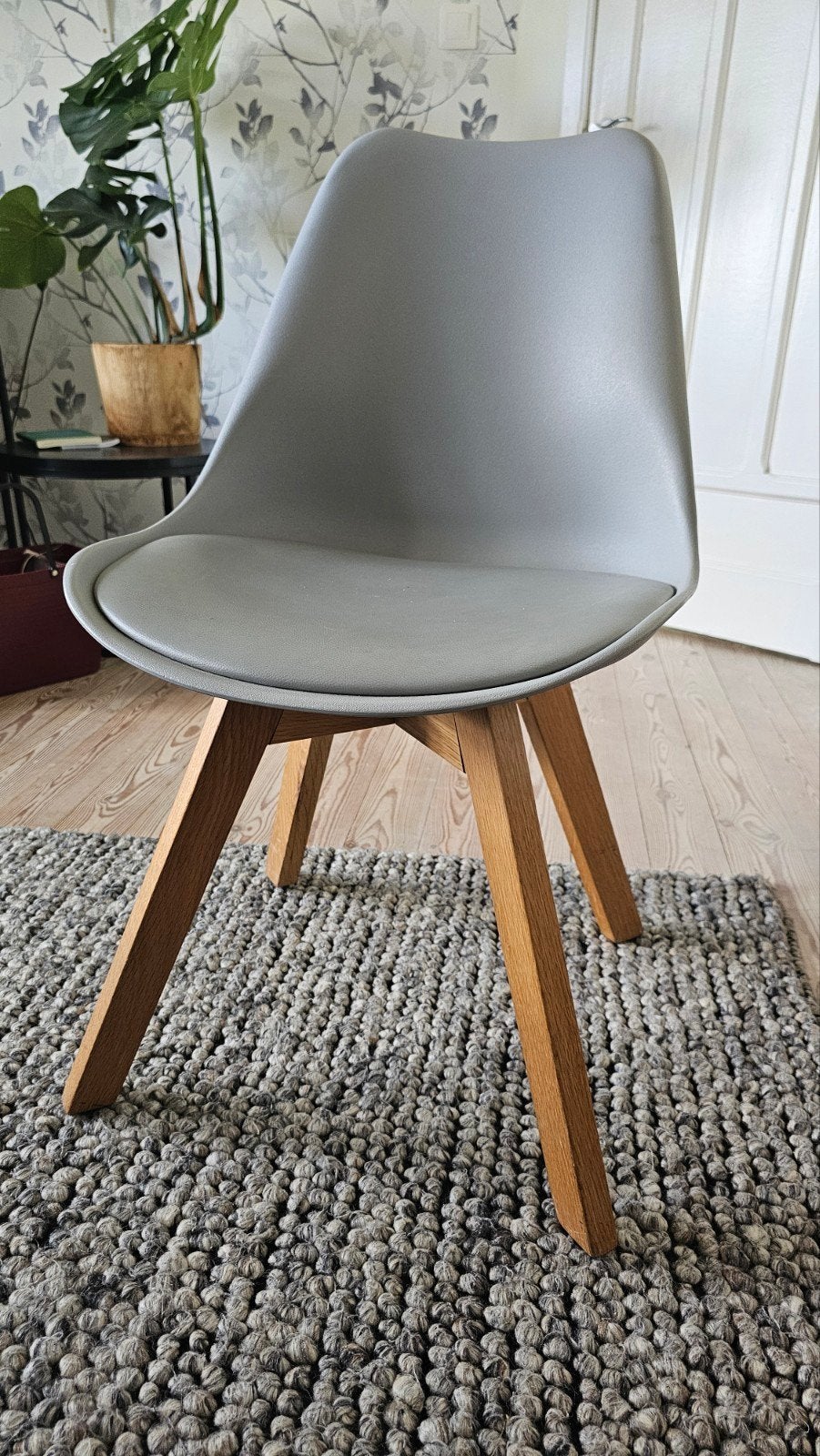 Twee grijze stoelen, Bois, Deux, Enlèvement, Utilisé