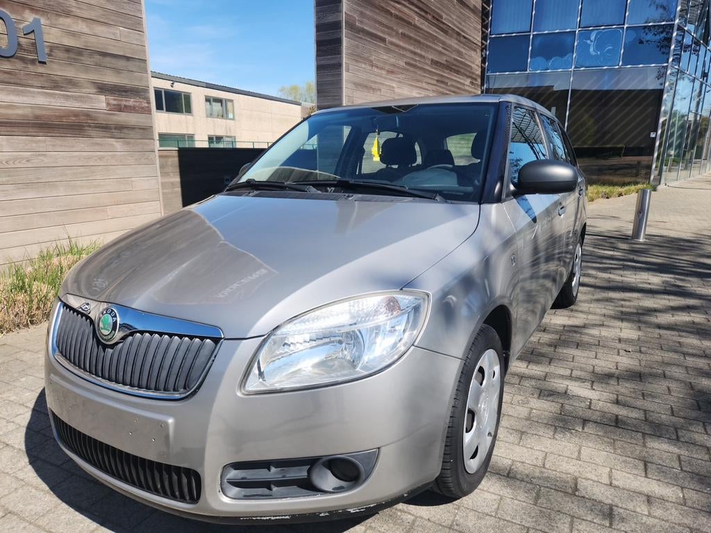 Skoda Fabia Break 1.2i essence. 1 propriétaire. carnet, Auto's, Bedrijf, Euro 4, Onderhoudsboekje, Centrale vergrendeling