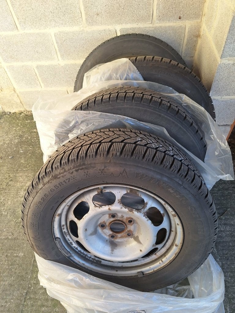 4 Pneus hiver  Dunlop sur jantes 225*65 R17 + valves TPMS., Enlèvement, Pneus hiver, Pneu(s)