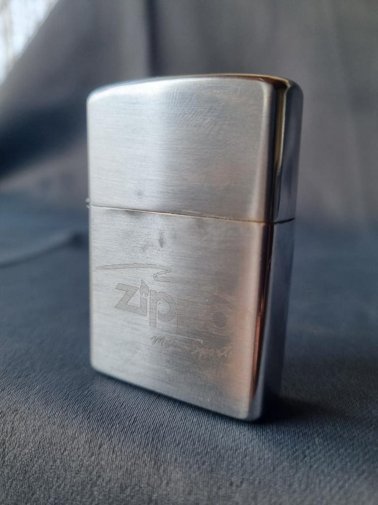 Zippo Motorsport Aansteker 2010, Verzamelen, Verzenden, Aansteker