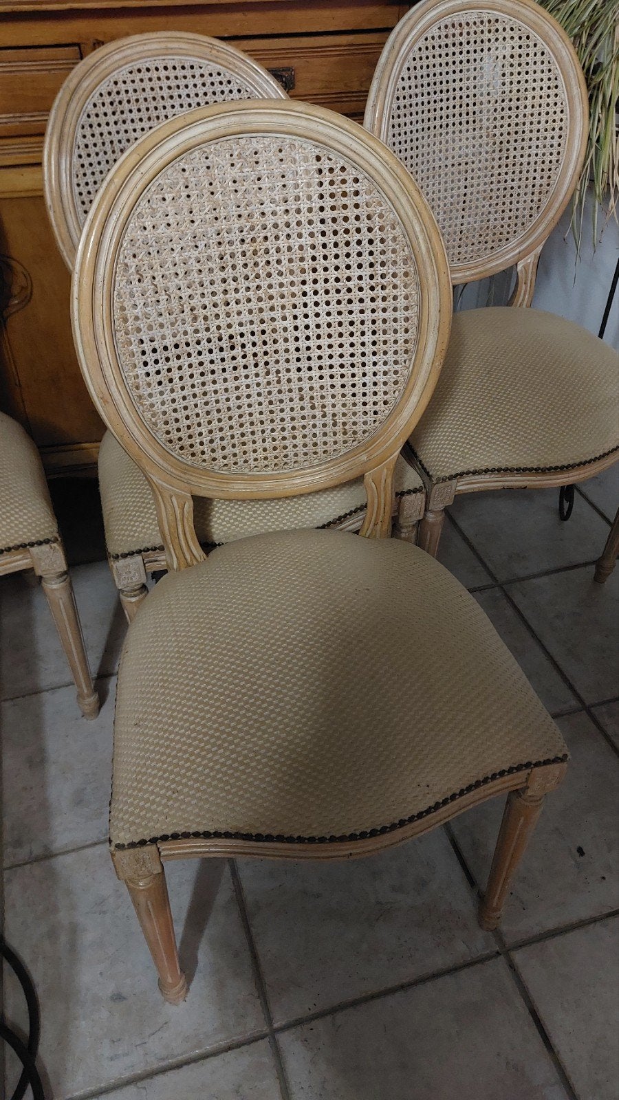 5 chaises, Enlèvement