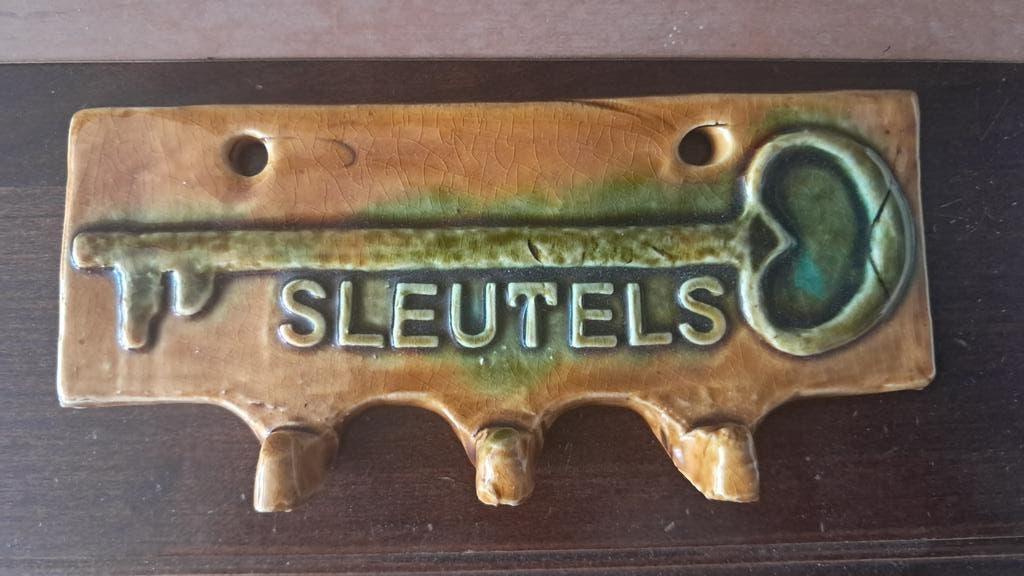 Antieke faillance muursleutelhanger, Ophalen
