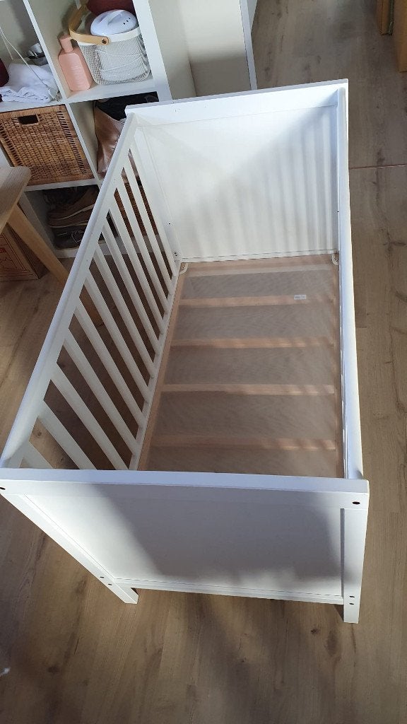 SUNDVIK babybedje met matras en matrasbeschermer, Kinderen en Baby's, Ophalen, Gebruikt, Hoogslaper of Stapelbed, Minder dan 140 cm