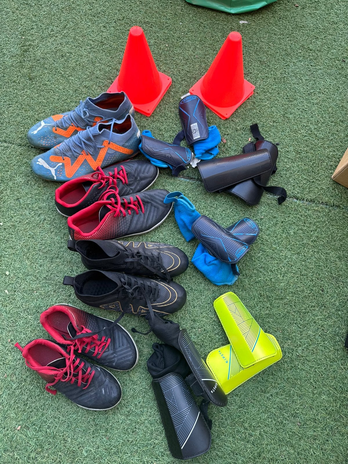 Voetbaluitrusting – schoenen, scheenbeschermers, Ophalen, Zo goed als nieuw