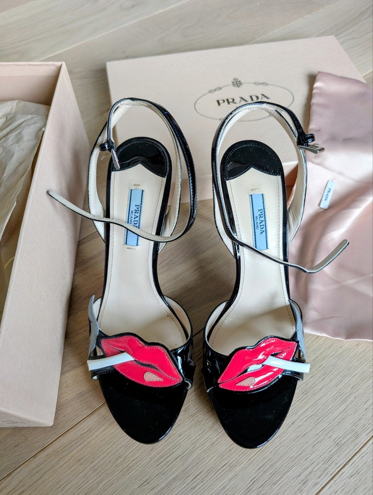 Slips de smoking Prada, Enlèvement
