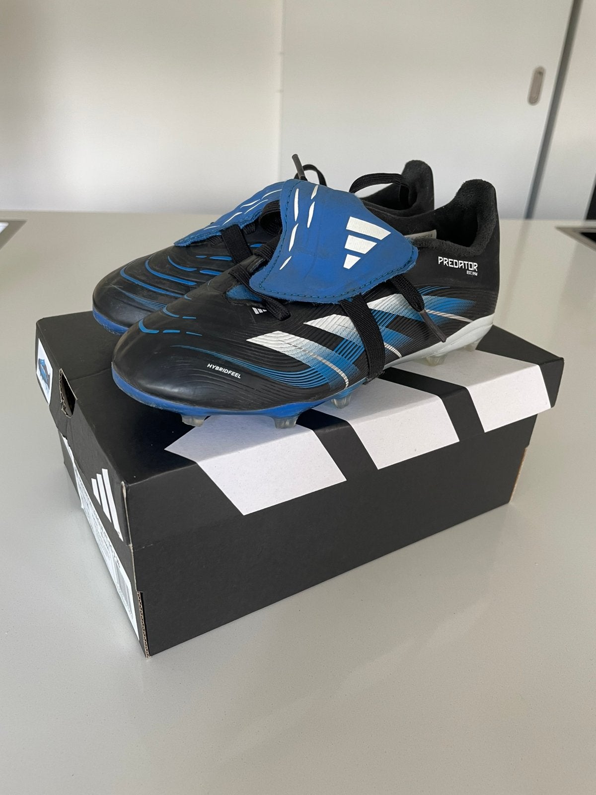 Voetbalschoenen Adidas maat 31, Ophalen, Zo goed als nieuw, Schoenen