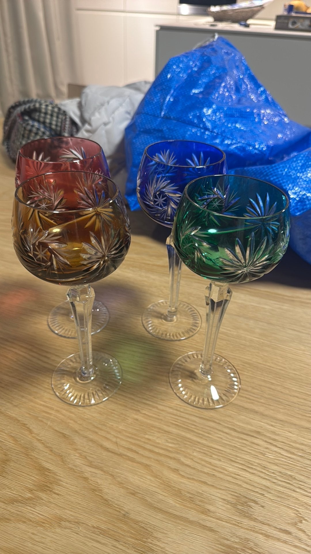 4 vintage gekleurde kristallen wijnglazen – handgeslepen, Antiek en Kunst, Ophalen