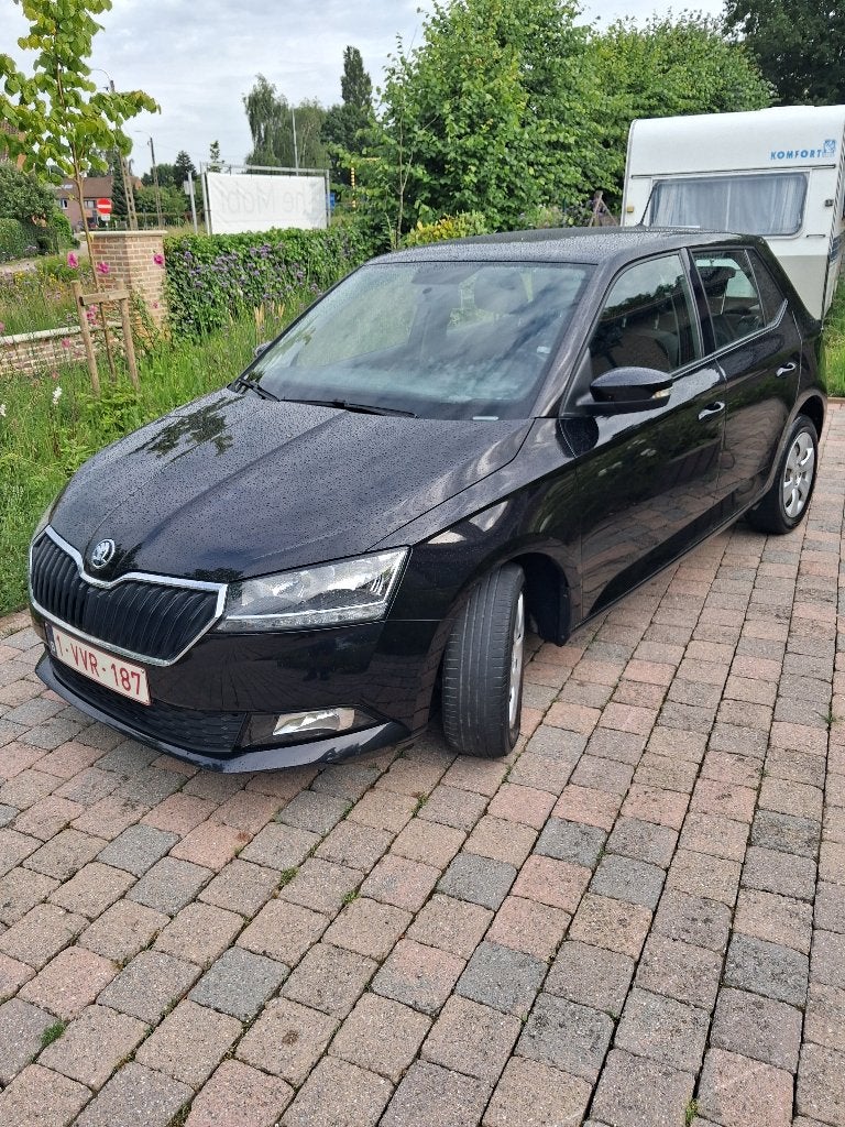 Skoda Fabia Benzine  Euro 6, Auto's, Voorwielaandrijving, Zwart, Particulier, Dealer onderhouden
