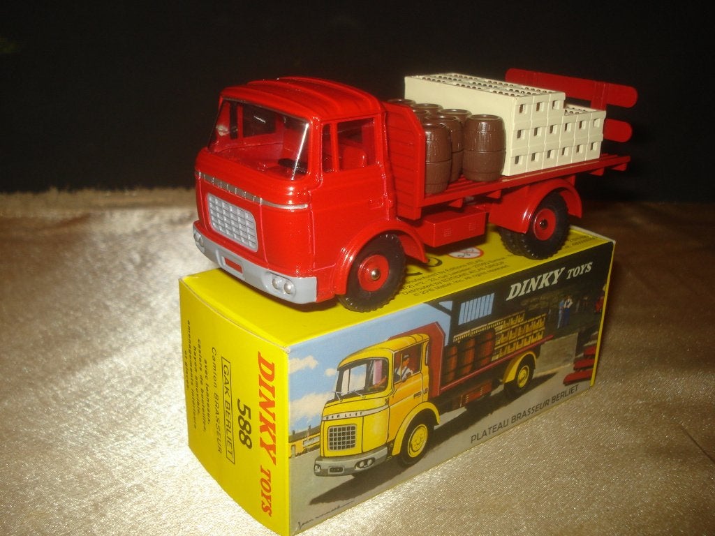 DINKY TOYS Berliet Plateau Kronenbourg Réédition + Boîte, Hobby en Vrije tijd, Modelauto's | 1:43, Nieuw, Bus of Vrachtwagen, Dinky Toys
