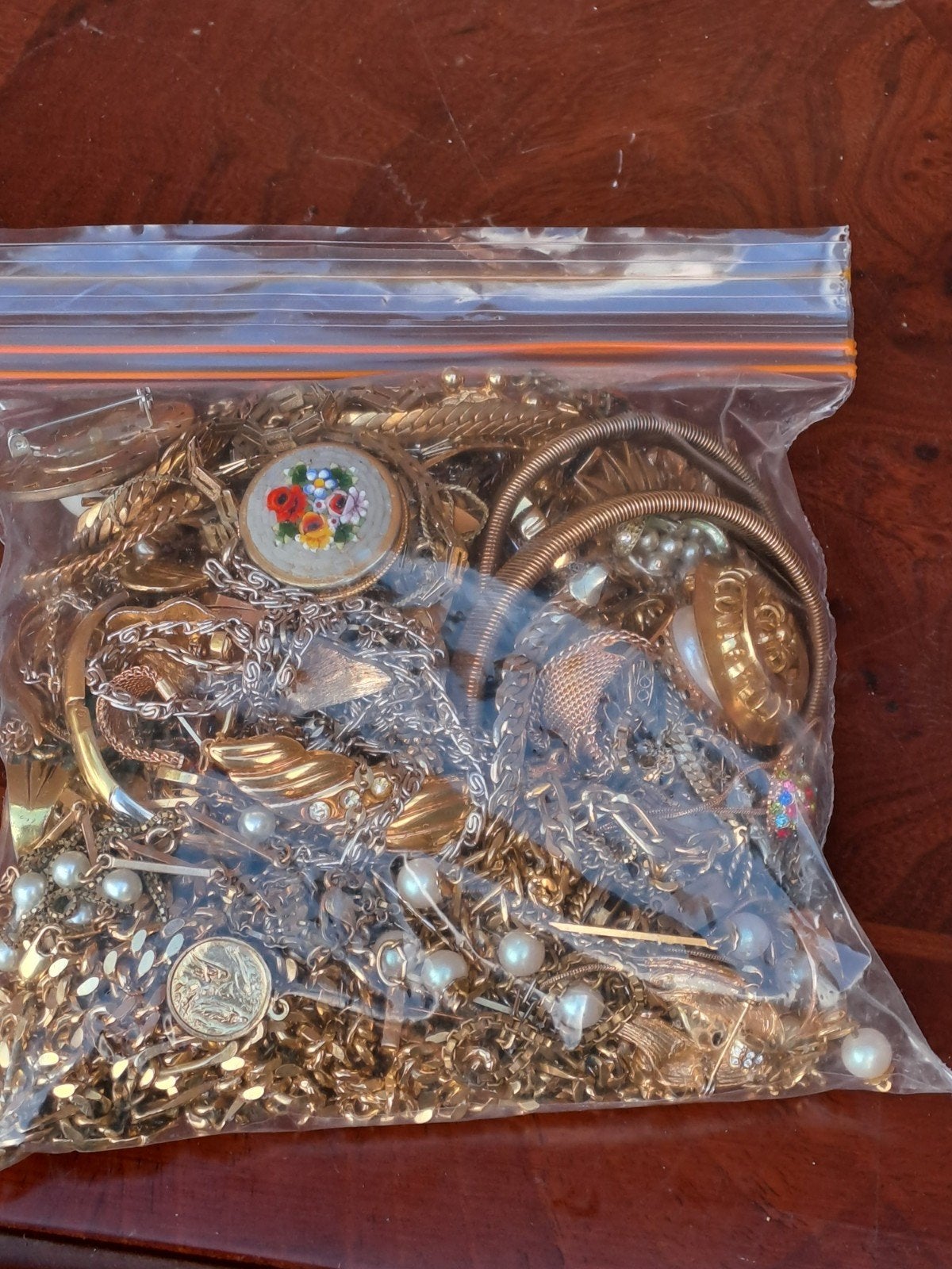 vier zaken sieraden te koop, Enlèvement