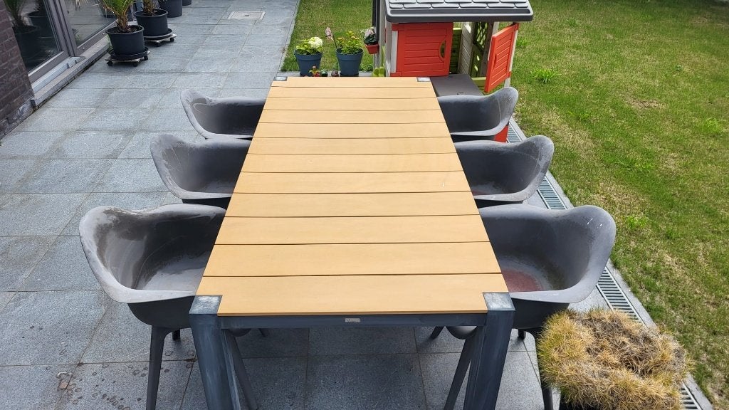 Tuinset: tafel + 6 stoelen - kunststof - liefde nodig, Tuin en Terras, Tuinsets en Loungesets, Ophalen, Kunststof, Gebruikt, 6 zitplaatsen