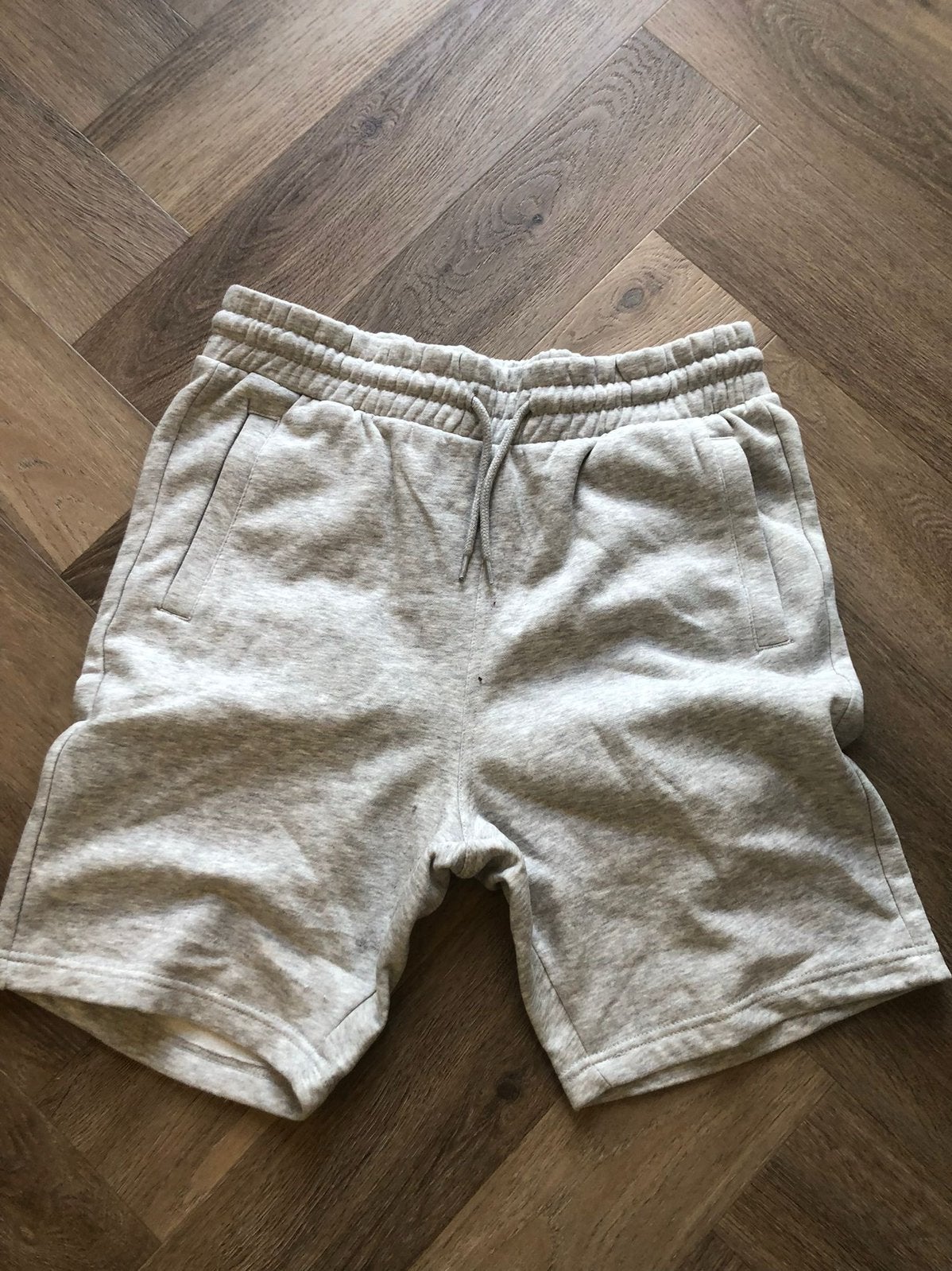 Grijze korte joggingbroek H&M - Maat, Enlèvement ou Envoi, Comme neuf, Taille 38/40 (M)