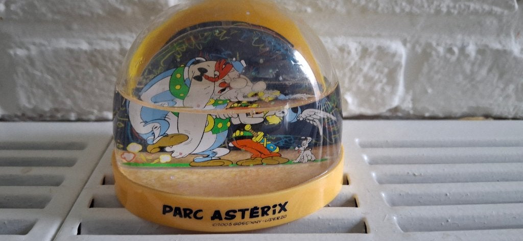 Parc d'attractions boule de neige Astérix France BD 2005, Collections, Enlèvement ou Envoi, Astérix et Obélix, Comme neuf, Statue ou Figurine