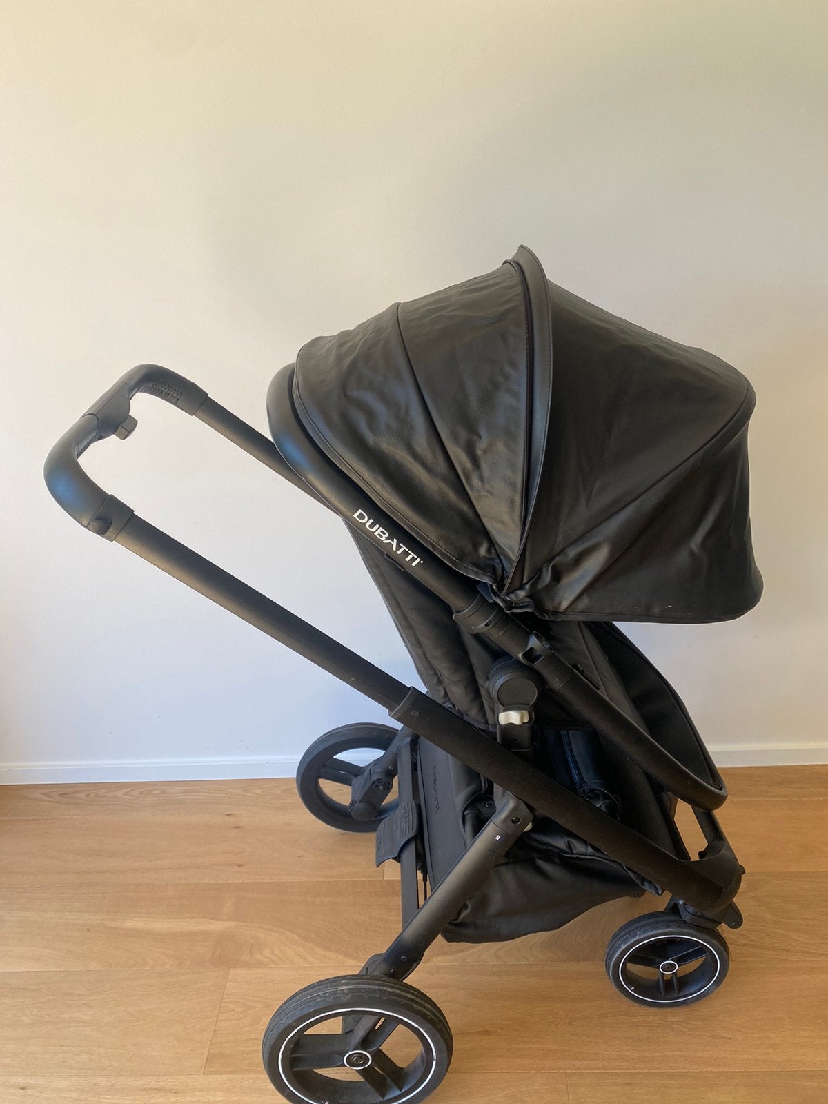 Dubatti kinderwagen zwart leer, Kinderen en Baby's, Ophalen, Zo goed als nieuw