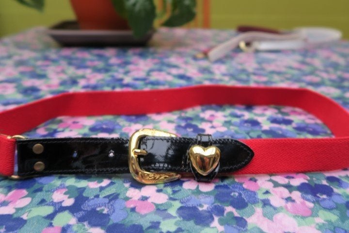 Riempje rood (uitrekbaar) met hartje 80 cm - breedte 2,5 cm, Enlèvement ou Envoi, Ceinture taille, Neuf, Rouge