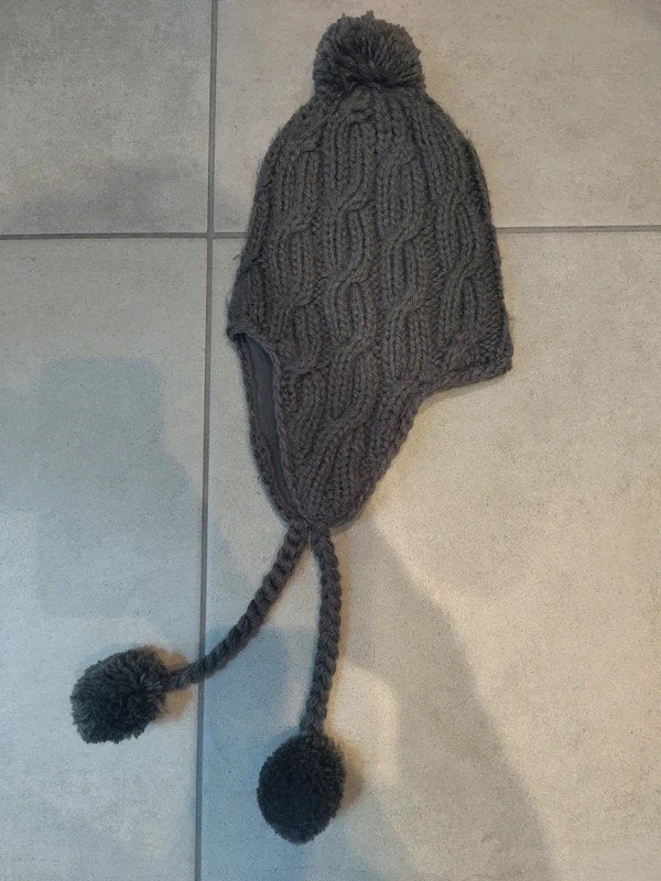 Grijze muts met fleece binnenkant en pompoms, Kleding | Dames, Mutsen, Sjaals en Handschoenen, Maat 38/40 (M), Ophalen of Verzenden