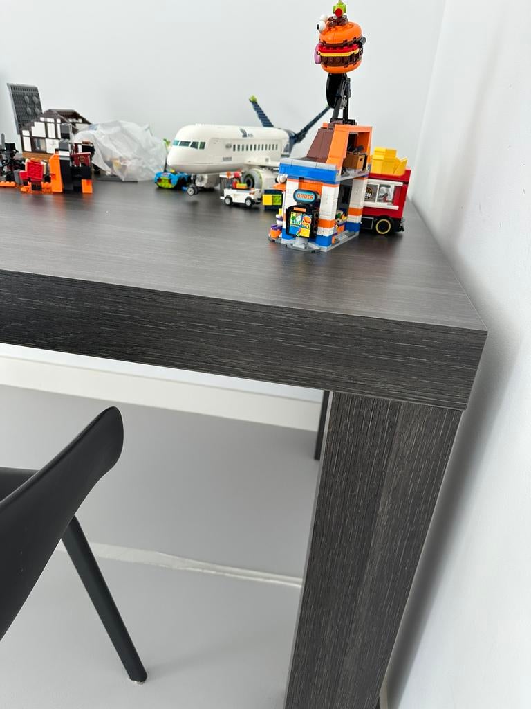 Eettafel in donker laminaat, Ophalen, Zo goed als nieuw