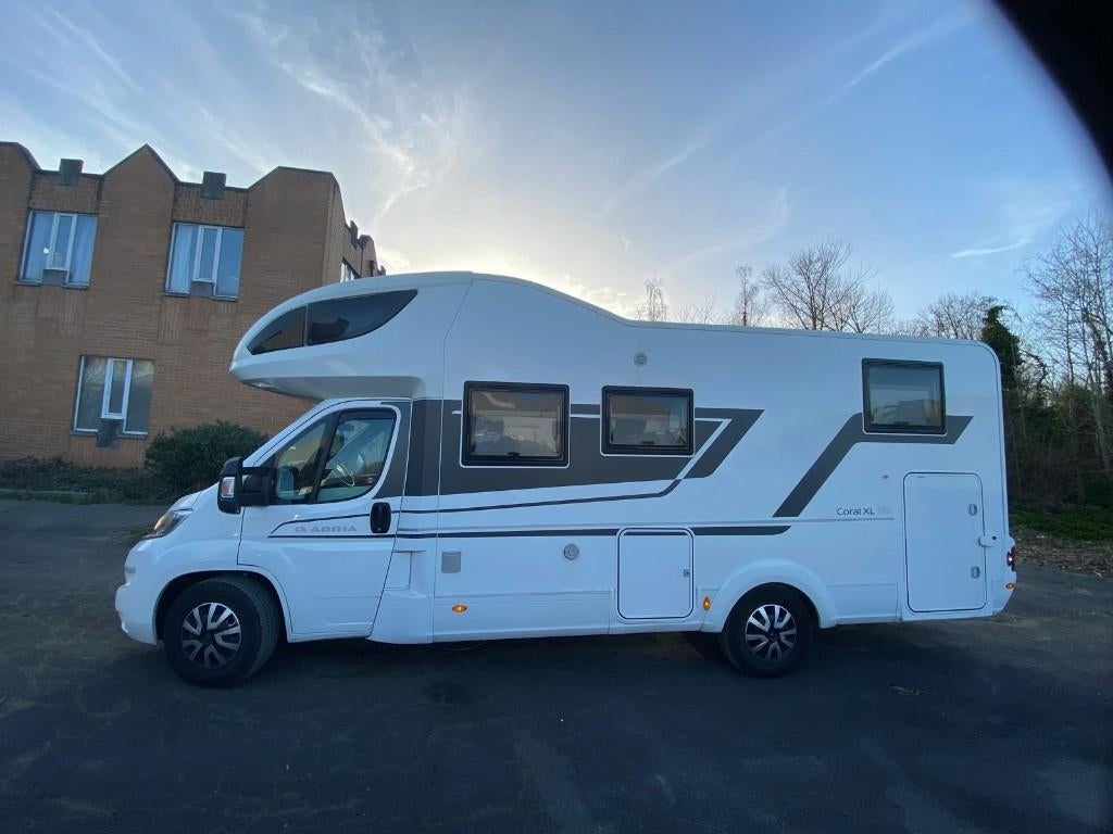Mobil-home Adria Coral Axess XL S670SL/Plus 4 tonnes, Caravanes & Camping, Camping-cars, Télévision, Adria, Trousse de toit, Siège en L