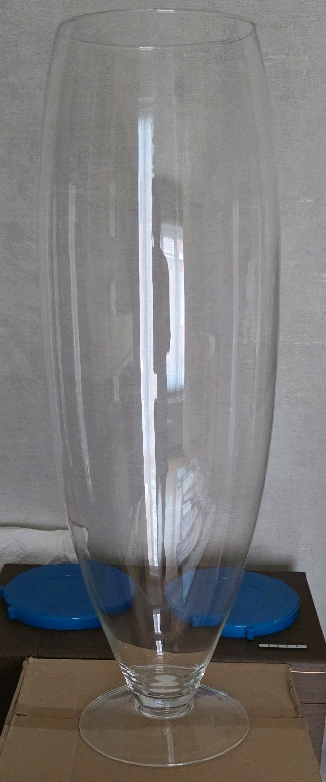 Vase en verre, Enlèvement, Sur pied