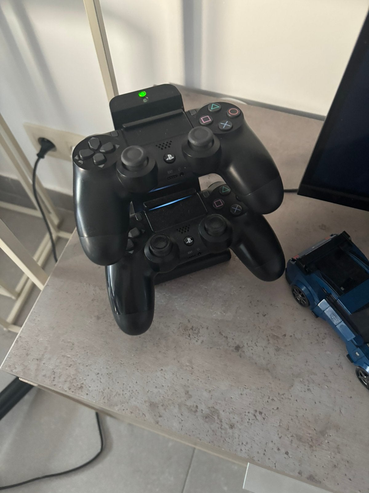 PS4 + controlers en oplaadbare controlerhouder, Games en Spelcomputers, Ophalen, Gebruikt, Met 2 controllers