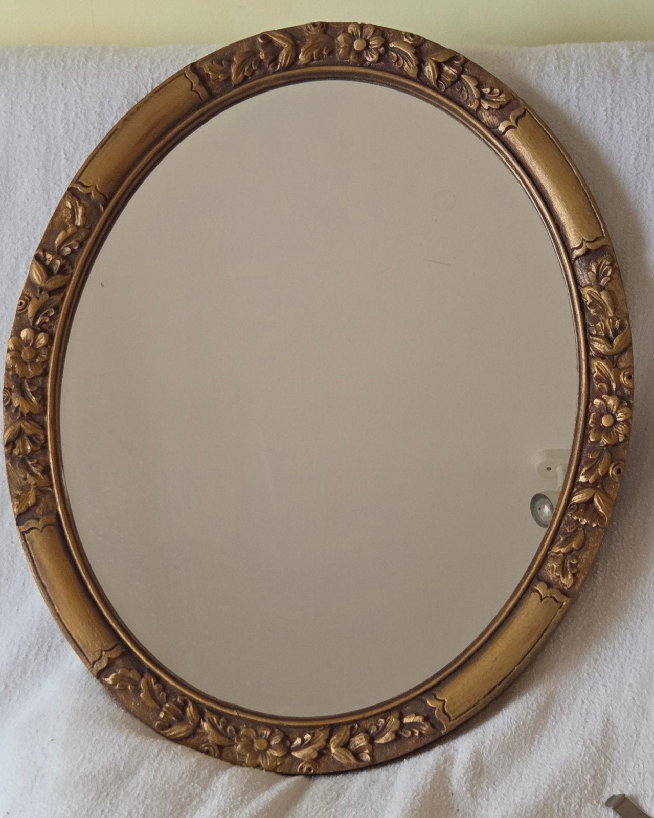 Miroir ovale présente un cadre doré orné de roses stylisées,, Enlèvement, Ovale