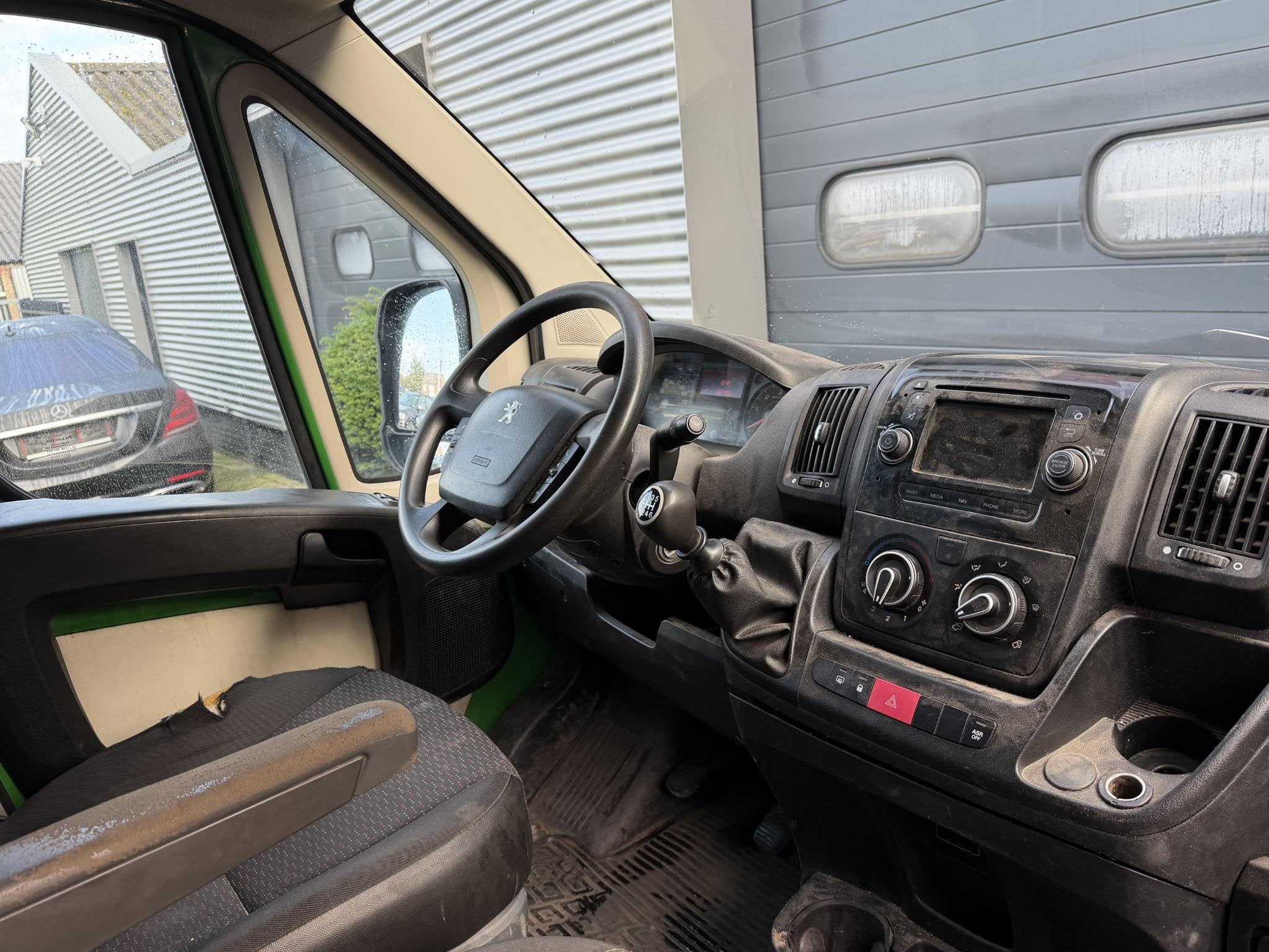 Peugeot Boxer 330 2.0 BlueHDI L1H1 Premium | Navigatie | Cam, Auto's, Voorwielaandrijving, Verwarmde buitenspiegels, Gebruikt