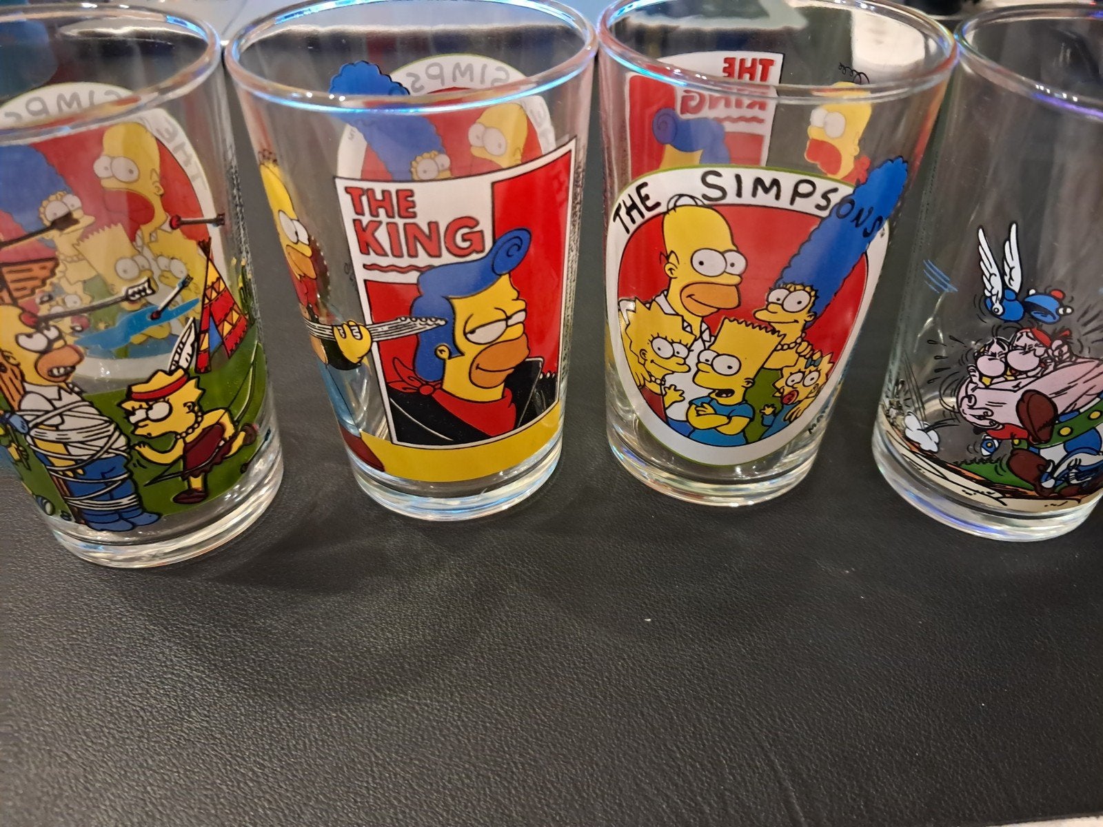 3 glazen the simpsons + 1 glas Asterix & oblix, Verzamelen, Glas en Drinkglazen, Ophalen of Verzenden