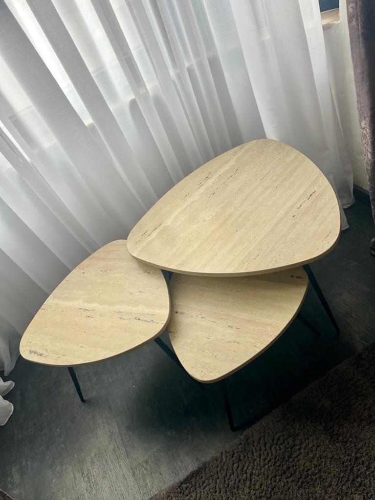 Set de trois tables en travertin neuves, Enlèvement, Neuf