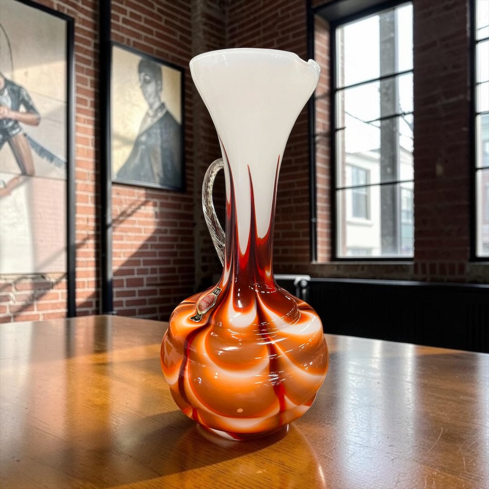 Vintage oranje rode Italiaane swirl glazen vaas / schenkkan, Antiek en Kunst, Ophalen