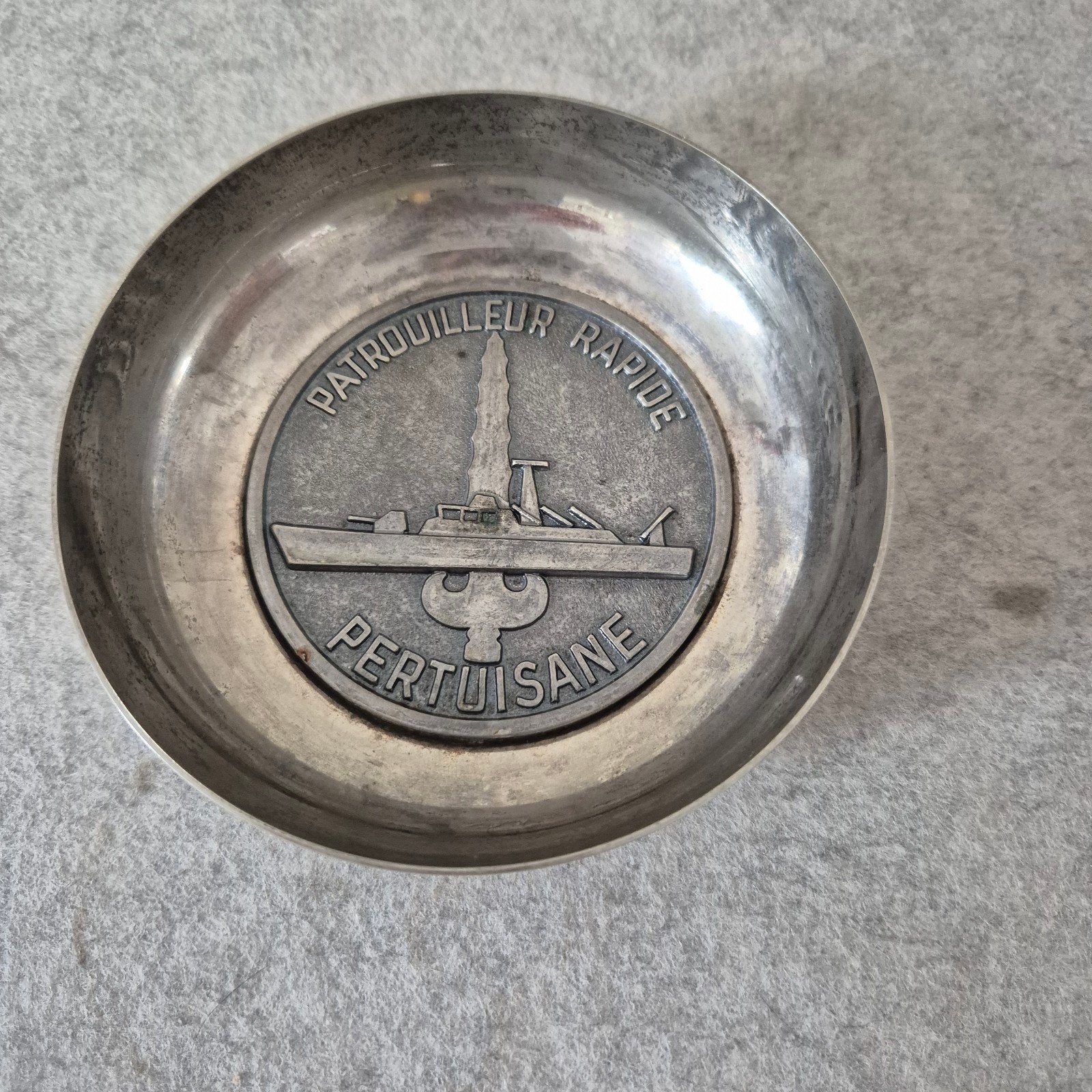 Verzilverd schaaltje FIA Lyon met medaille Patrouilleur, Ophalen of Verzenden