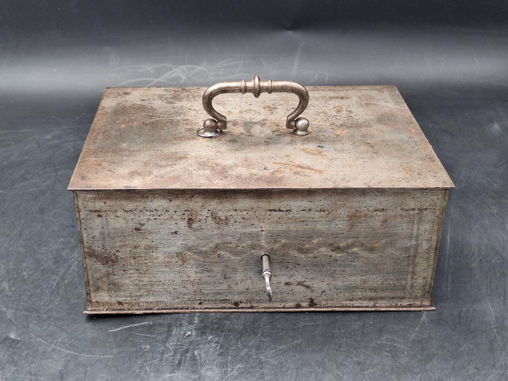 oud ijzeren kistje met sleutel, begin 1900, Ophalen of Verzenden