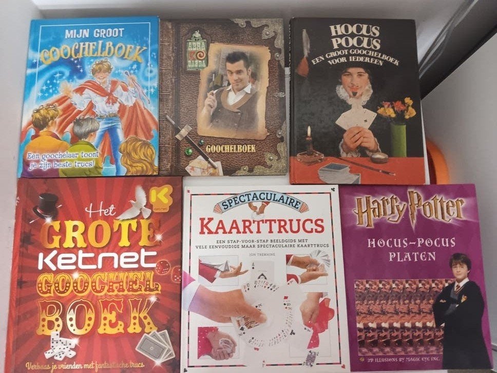 10 goochelboeken met uitleg hoe goocheltrucs werken, Boeken, Esoterie en Spiritualiteit, Ophalen of Verzenden, Zo goed als nieuw