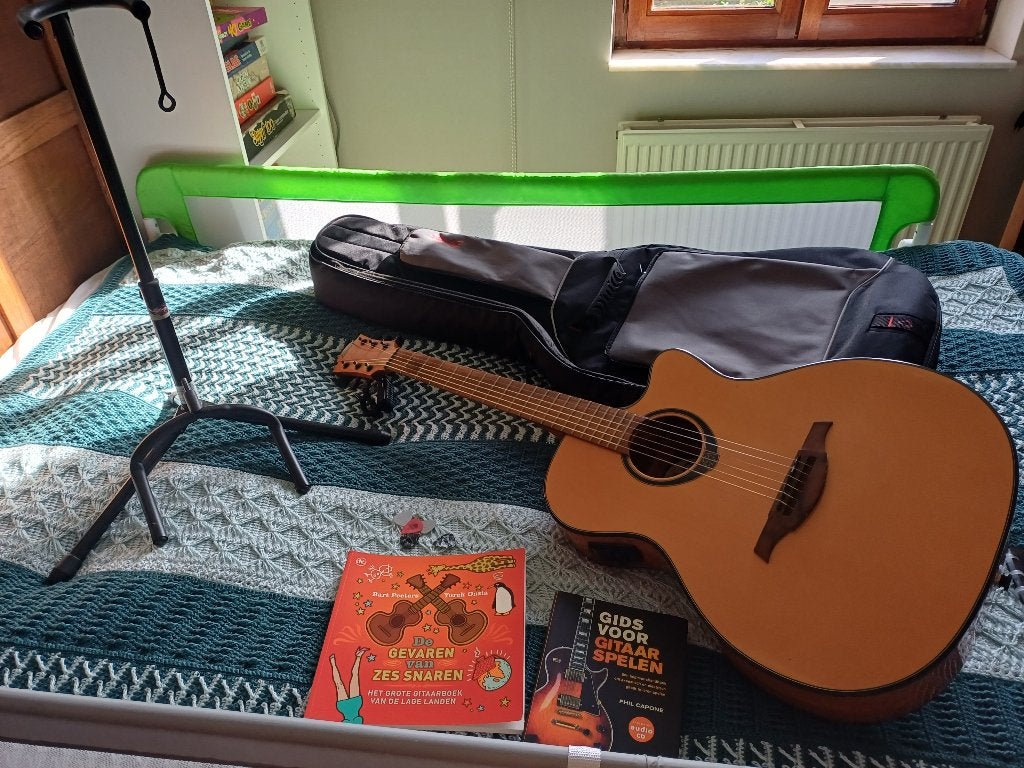 Akoestische gitaar die aangesloten kan worden op versterker, Muziek en Instrumenten, Ophalen, Zo goed als nieuw, Overige typen