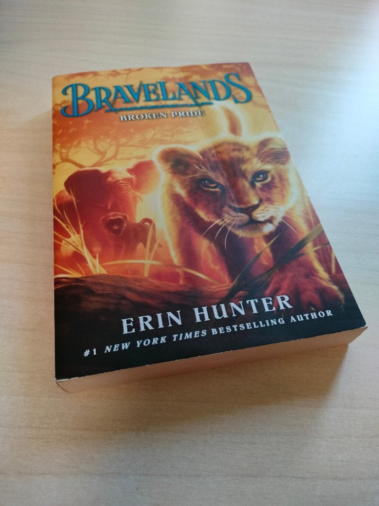 Broken Pride (Bravelands reeks 1, boek 1), Gelezen, Erin Hunter, Ophalen of Verzenden, Amerika