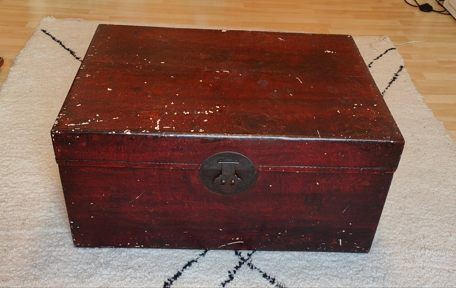 Malle de voyage chinoise/cuir laqué rouge – Début XXe siècle, Enlèvement