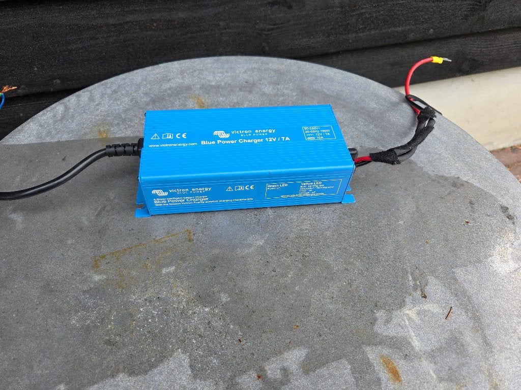 Victron energy, Charger 12V / 7A, Caravanes & Camping, Enlèvement, Comme neuf