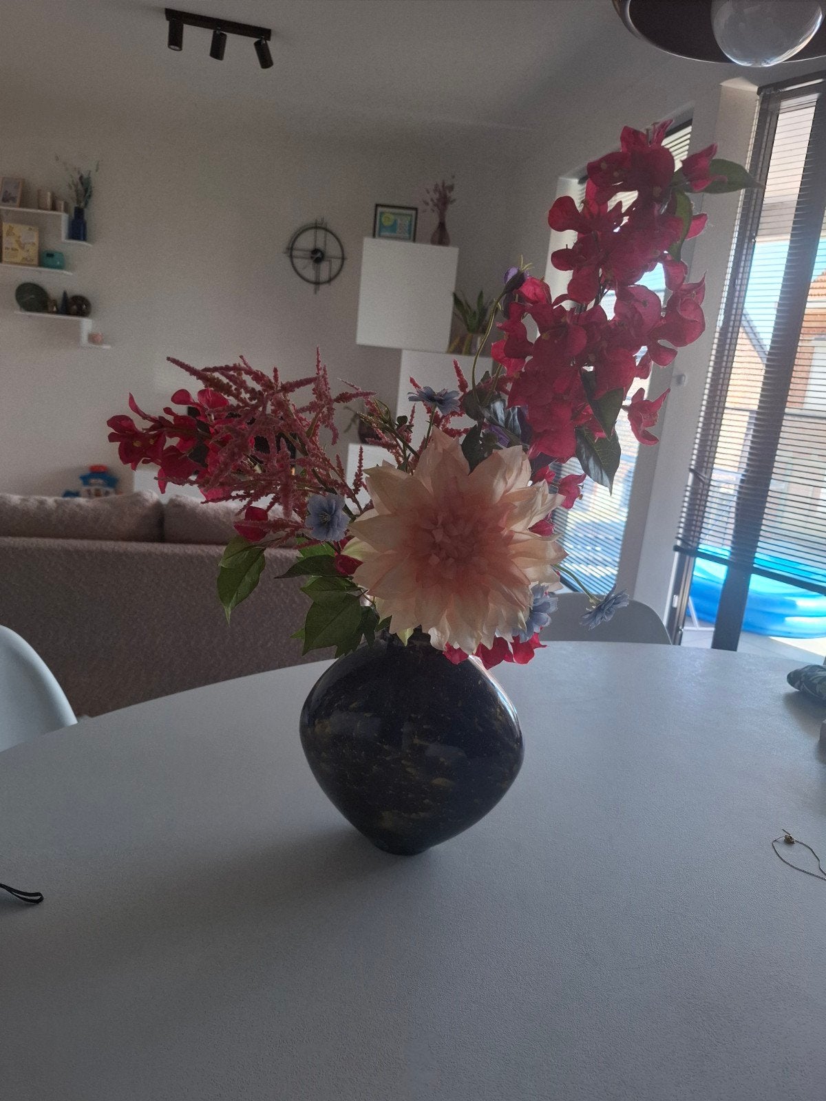 Fleurs en soie + vase, Enlèvement