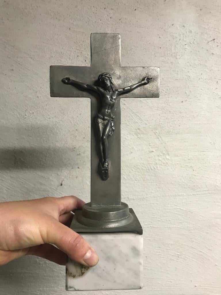 Tinnen kruisbeeld met marmeren blok, Antiek en Kunst, Antiek | Religieuze voorwerpen, Ophalen