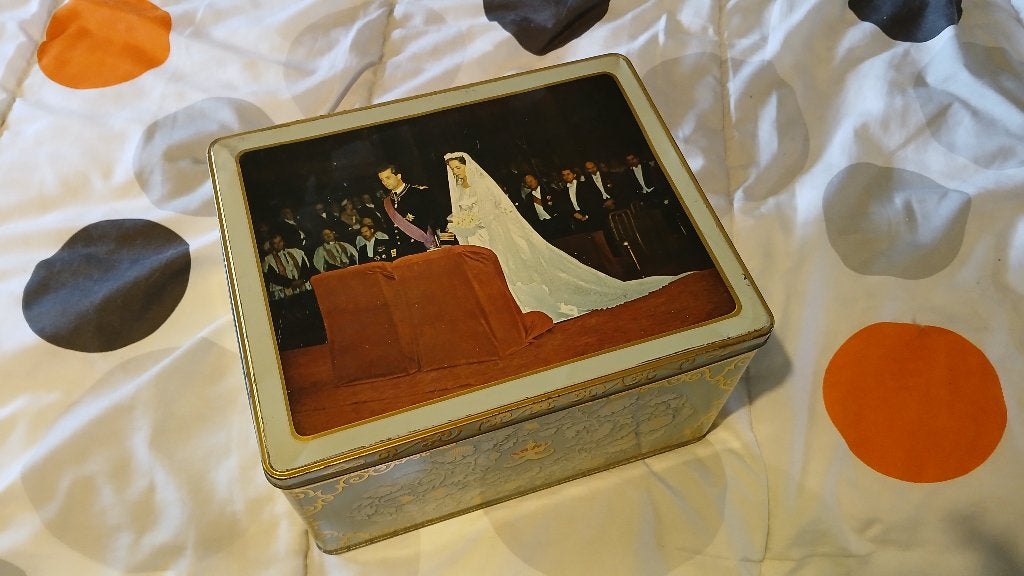 metalen doos met foto trouw koning albert en paola, Collections, Maisons royales & Noblesse, Enlèvement ou Envoi, Comme neuf