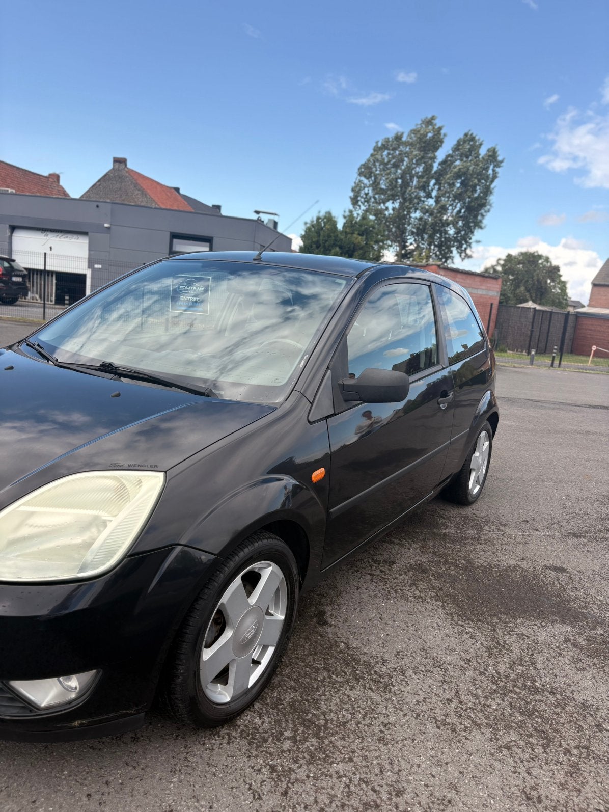 Zwarte ford fiesta 2003, Auto's, Ford, Voorwielaandrijving, Stof, Zwart, Zwart