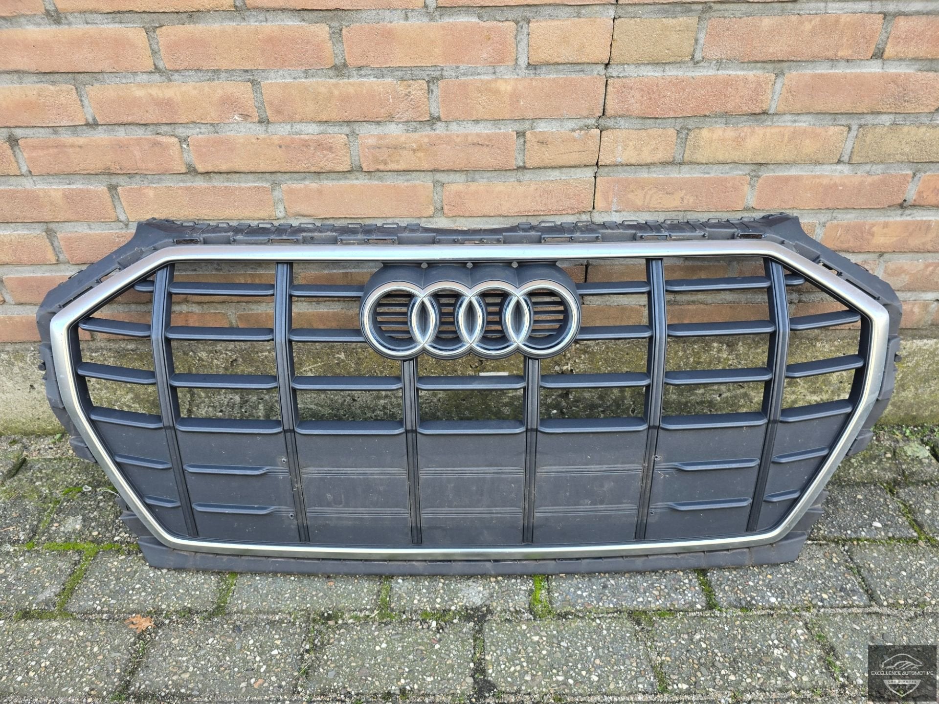Calandre Audi Q5 80A Facelift 2020-2024 d'origine 80A853651, Autos : Pièces & Accessoires, AUDI AG, Auto-Union-Strasse 1
85045  Ingolstadt, DE