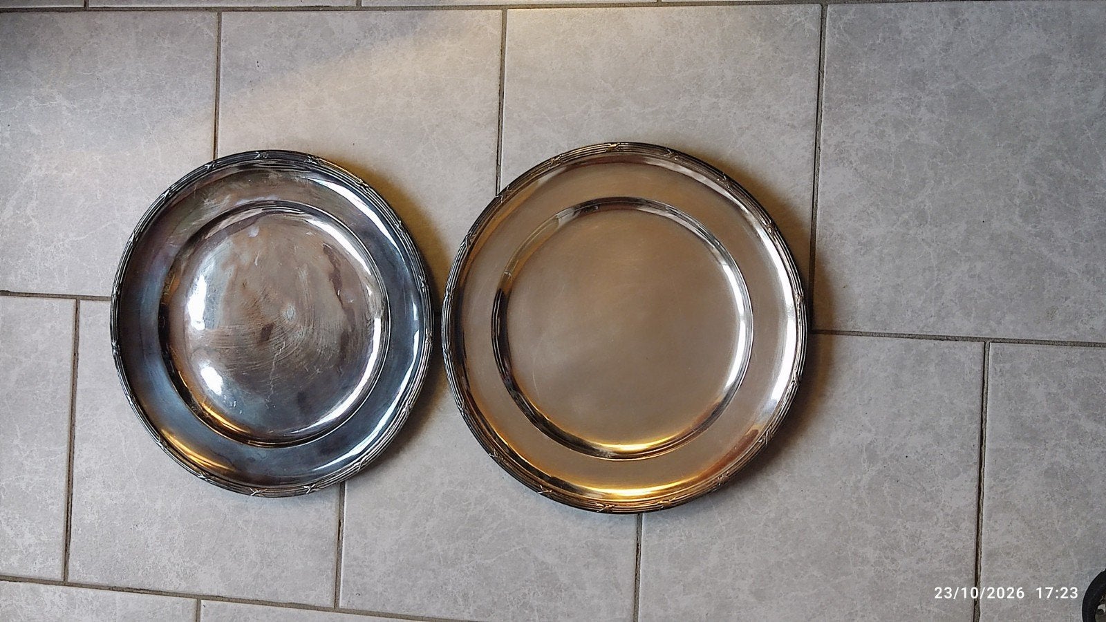 2 grandes assiettes en métal argenté, Antiquités & Art, Enlèvement ou Envoi