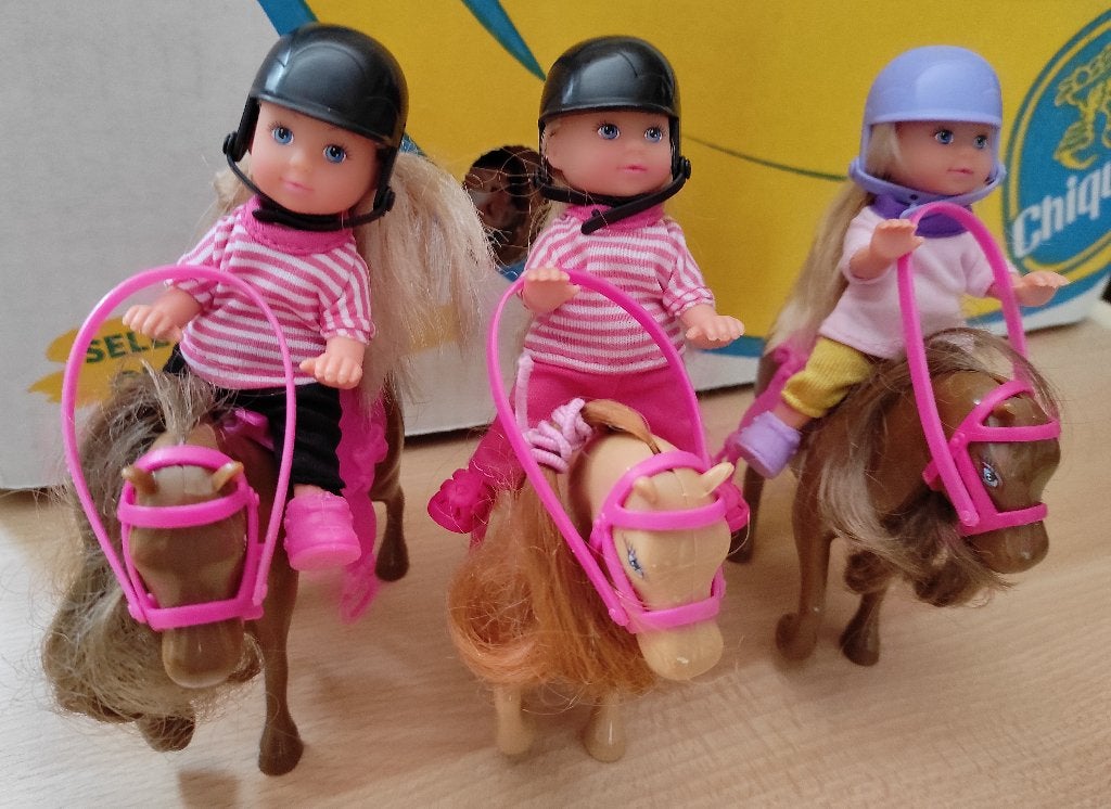 popjes Evi en paarden en Evi met hondjes en mand, Enfants & Bébés, Jouets | Poupées, Enlèvement ou Envoi, Utilisé