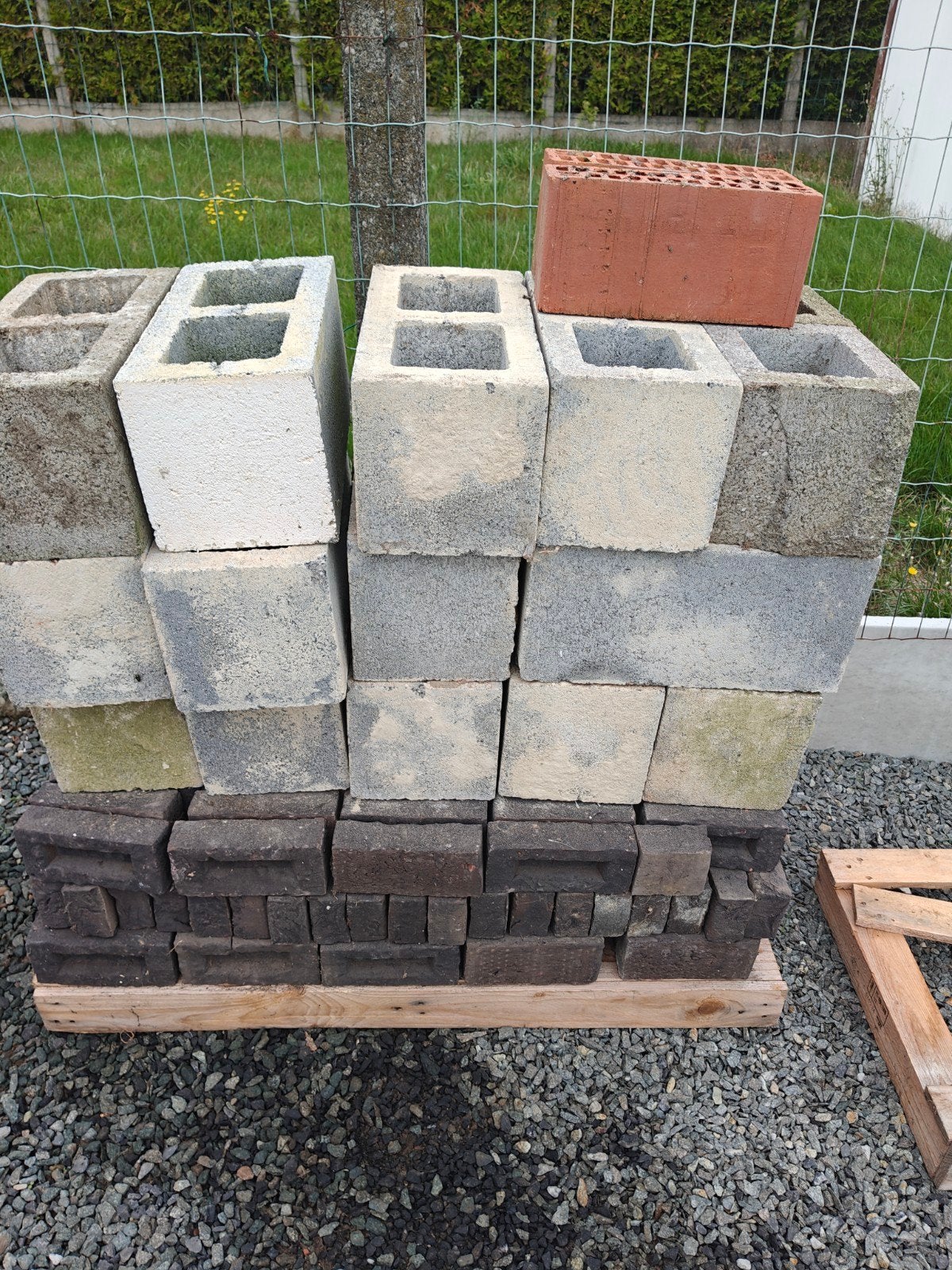 gevelstenen en betonblokken, Enlèvement