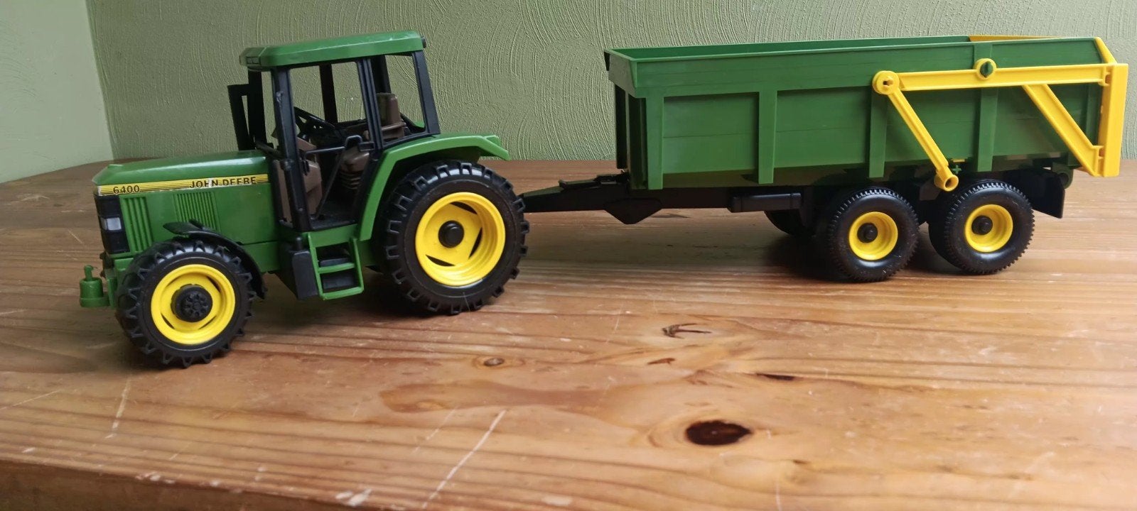Tractor John Deere met aanhangwagen, Enlèvement
