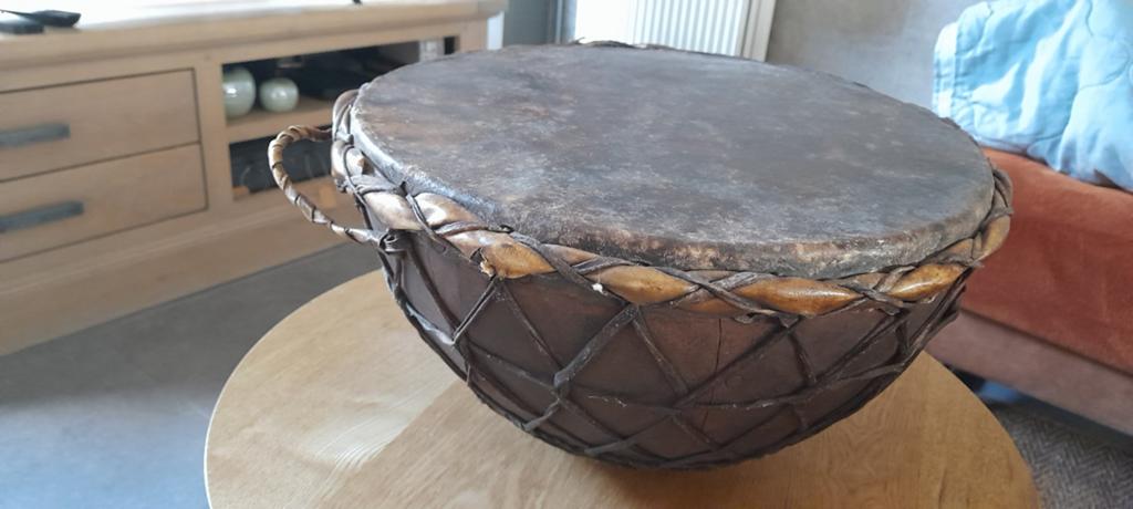 Djembe trommel.op poot, Ophalen, Trommel