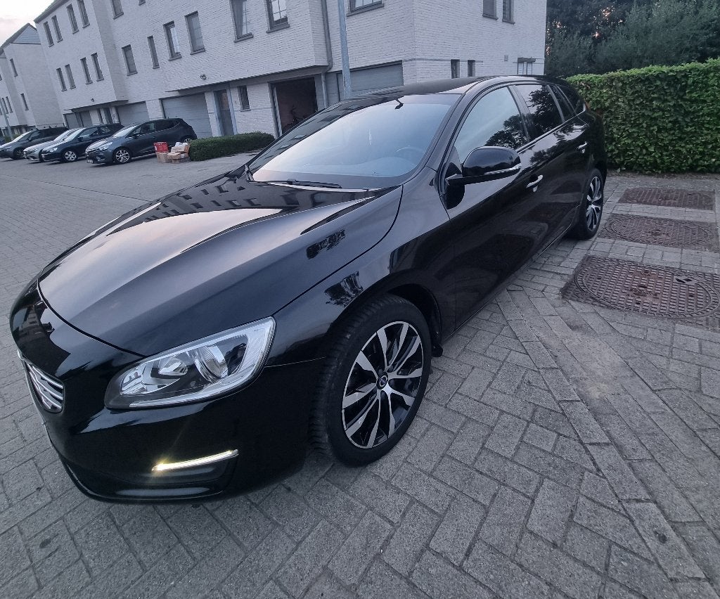 Volvo V60  1.5 T2 Black 2018 Automatique  98000 km, Achat, 139 g/km, Euro 6, Entretenue par le concessionnaire